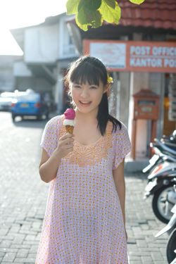 马凡舒走秀时泳裤掉落正面